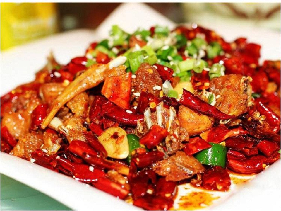 Thực phẩm cay nóng: Những món ăn cay nóng, nhiều gia vị không tốt cho dạ dày, gan, thận. Sau một thời gian dài ăn những loại thực phẩm hại gan này sẽ khiến chất độc càng tích tụ trong cơ thể, gan bị quá tải và dễ sinh bệnh. Ăn quá nhiều đồ cay nóng là một trong những nguyên nhân hàng đầu gây nóng gan. 