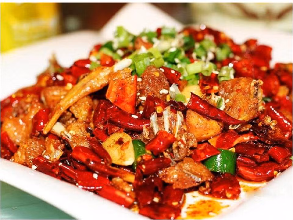 Thực phẩm cay nóng: Những món ăn cay nóng, nhiều gia vị không tốt cho dạ dày, gan, thận. Sau một thời gian dài ăn những loại thực phẩm hại gan này sẽ khiến chất độc càng tích tụ trong cơ thể, gan bị quá tải và dễ sinh bệnh. Ăn quá nhiều đồ cay nóng là một trong những nguyên nhân hàng đầu gây nóng gan. 