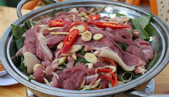 Thịt dê là thực phẩm có tính nóng, ngọt và có hàm lượng protein, lipid cao. Vì vậy, nếu người bị bệnh gan ăn quá nhiều thực phẩm này sẽ khiến gan hoạt động tích cực và tạo thêm gánh nặng cho gan.