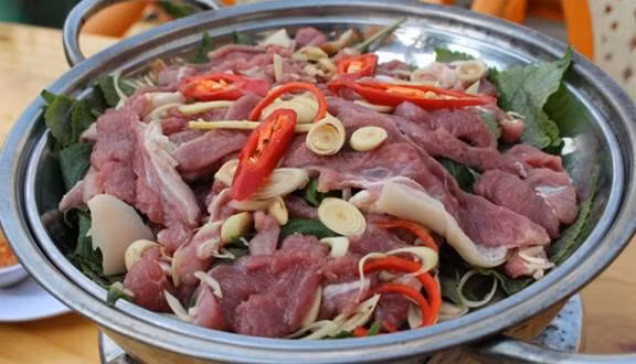 Thịt dê là thực phẩm có tính nóng, ngọt và có hàm lượng protein, lipid cao. Vì vậy, nếu người bị bệnh gan ăn quá nhiều thực phẩm này sẽ khiến gan hoạt động tích cực và tạo thêm gánh nặng cho gan.