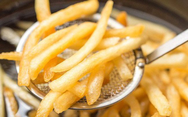 Đồ chiên rán: Nhà nghiên cứu dinh dưỡng của Ấn Độ, Tiến sĩ Hida Chiran Zara Hussain nói rằng nhiều loại đồ ăn chiên rán chứa nhiều chất bảo quản, chất tạo màu, chất tạo ngọt nhân tạo và các phụ gia thực phẩm khác. Các thành phần này rất khó phân giải và chuyển hóa, khiến gan hoạt động quá mức, gây ảnh hưởng tới gan.