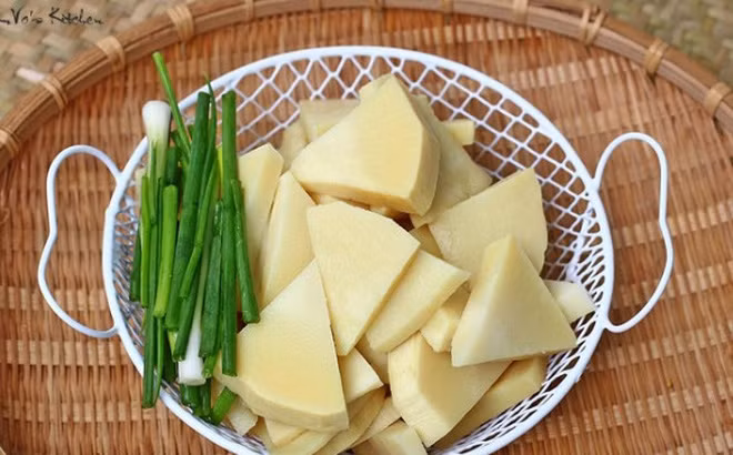 Măng tươi: Măng là thực phẩm được sử dụng rộng rãi. Tuy nhiên, một số loại măng, đặc biệt là măng tươi có thể gây ngộ độc, thậm chí dẫn đến tử vong.