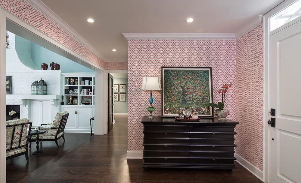 Tiền sảnh biệt thự nhỏ nhắn, xinh xắn được trang trí bằng giấy dán tường màu đỏ trắng xen kẽ theo một cách tinh xảo.