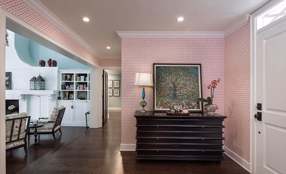 Tiền sảnh biệt thự nhỏ nhắn, xinh xắn được trang trí bằng giấy dán tường màu đỏ trắng xen kẽ theo một cách tinh xảo.