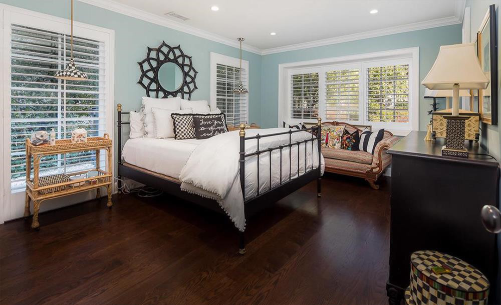 Ba phòng ngủ dành cho bạn bè, người thân đến chơi đều được tích hợp với phòng tắm bên trong.