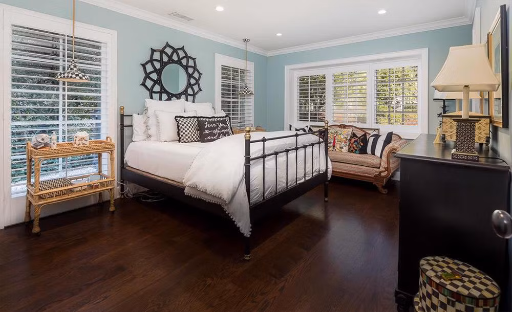 Ba phòng ngủ dành cho bạn bè, người thân đến chơi đều được tích hợp với phòng tắm bên trong.