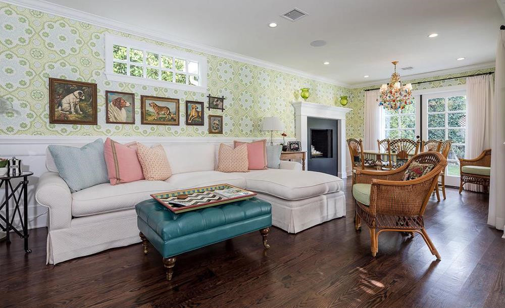 Không gian sinh hoạt gia đình mang phong cách đồng quê nước Mỹ. Cánh cửa phong cách Pháp gần đó dẫn ra sân sau biệt thự.