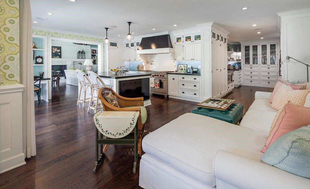 Nhà bếp tương đối nhỏ được thiết kế hơi khác lạ với những trang thiết bị hiện đại, đặc biệt là máy rửa chén cỡ lớn và máy pha cà phê tích hợp.