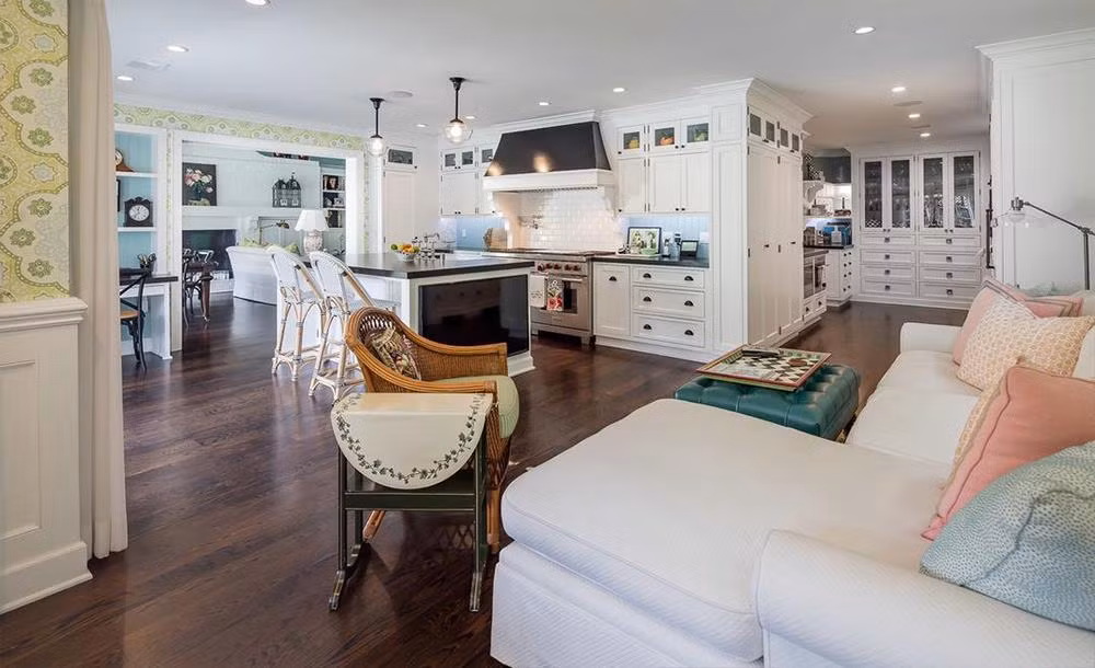 Nhà bếp tương đối nhỏ được thiết kế hơi khác lạ với những trang thiết bị hiện đại, đặc biệt là máy rửa chén cỡ lớn và máy pha cà phê tích hợp.