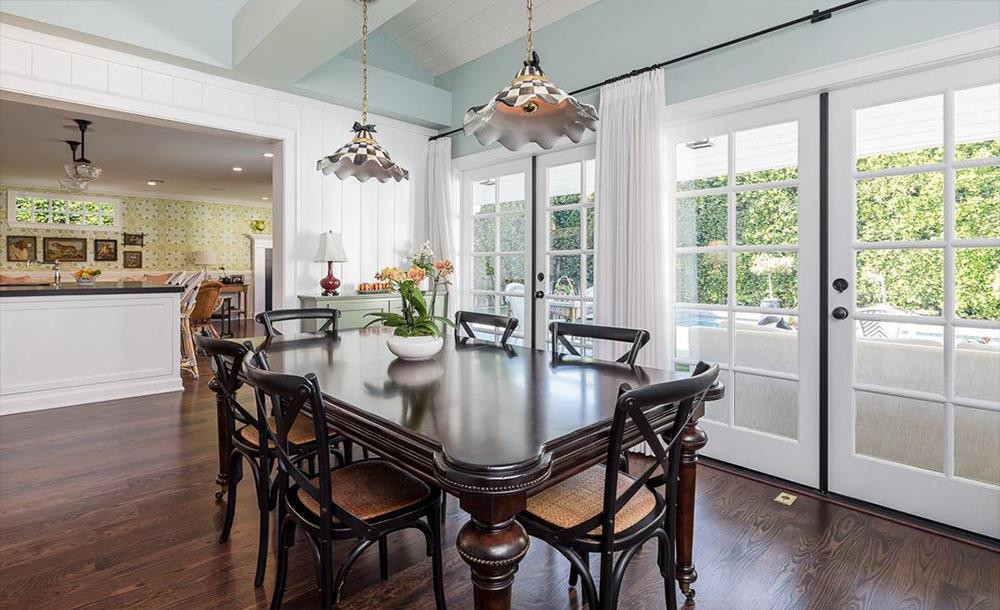 Phòng ăn trang trọng, ấm cúng nhưng không kém phần thoáng đãng khi có những cánh cửa mang phong cách Pháp dẫn ra ngoài hiên nhà.