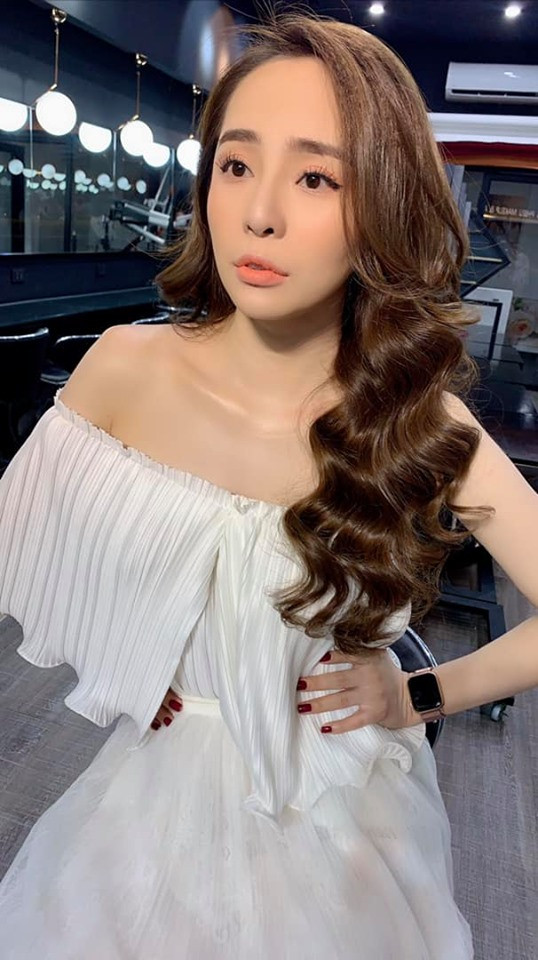 Để có làn da trắng sáng, mịn màng như bây giờ, Quỳnh Nga đã kiên trì tắm trắng bằng sữa tươi và cam đều đặn 2 lần/tuần.