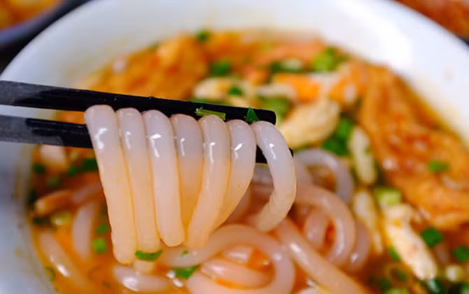 Bánh canh ở Huế mang một hương vị đặc trưng riêng đó là nước lèo có màu đỏ của gạch cua và tôm, không lỏng cũng không quá đặc. Nguyên liệu nấu bánh canh rất đơn giản đó là tôm và thịt heo trộn đều, xay nhỏ và tẩm ướp gia vị.