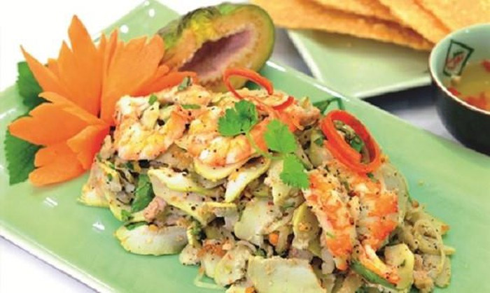 Vả trộn Huế: Là món ăn vô cùng dân dã nhưng vả trộn lại là đặc sản và cùng là niềm tự hào của người dân xứ Huế. Được làm từ trái vả rẻ tiền ở Huế trộn với thịt heo nạc, tôm luộc, bì lợn…cùng gia vị, rau thơm, khi thưởng thức không cần dùng đũa mà bé bánh tráng nước để xúc.