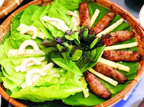 Nem lụi chất Huế: Nhiều người thường nói “Nem lụi là một trong những món ăn đặc sệt Huế”’. Ở đường Nguyễn Huệ có hai quán nem lụi. Suốt ngày đêm quán nào cũng chật ních người ăn. Khách hàng lần đầu ăn nem lụi, ai cũng xuýt xoa khen ngon để rồi ăn tiếp lần hai, lần ba, thậm chí ăn hàng ngày như dân “nghiện" và lần nào cũng vẫn cứ khen ngon. 