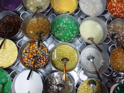 Chè hẻm Huế: Không ai biết chè hẻm có ở Huế từ bao giờ mà chỉ biết gọi là thế, bởi nó thường nằm sâu trong các ngõ ngách với rất nhiều loại chè khác nhau. Mỗi loại chè có một hương vị riêng, ngon bổ, tinh tế và cầu kỳ như chính nét đặc trưng của đặc sản xứ Huế. Ảnh: Internet.