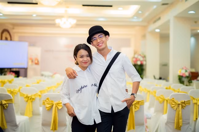 Trong thời gian còn hẹn hò, cặp đôi Thái Trinh - Quang Đăng thường xuyên diện đồ đôi ton sur ton cực tình cảm.