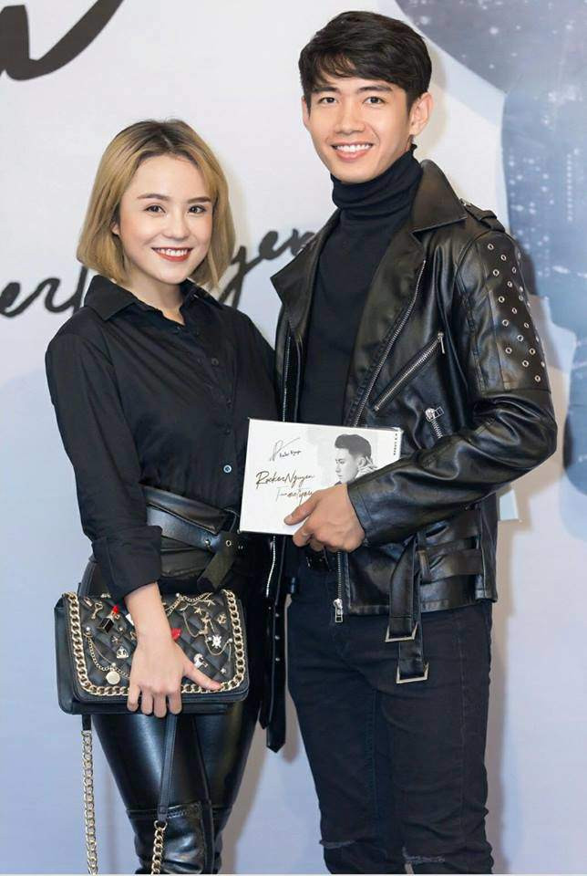 Khi đi sự kiện, cặp đôi chọn trang phục đồng điệu từ màu sắc tới chất liệu và kiểu dáng.