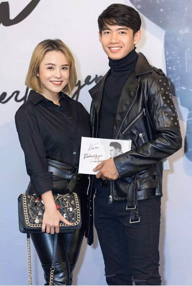 Khi đi sự kiện, cặp đôi chọn trang phục đồng điệu từ màu sắc tới chất liệu và kiểu dáng.