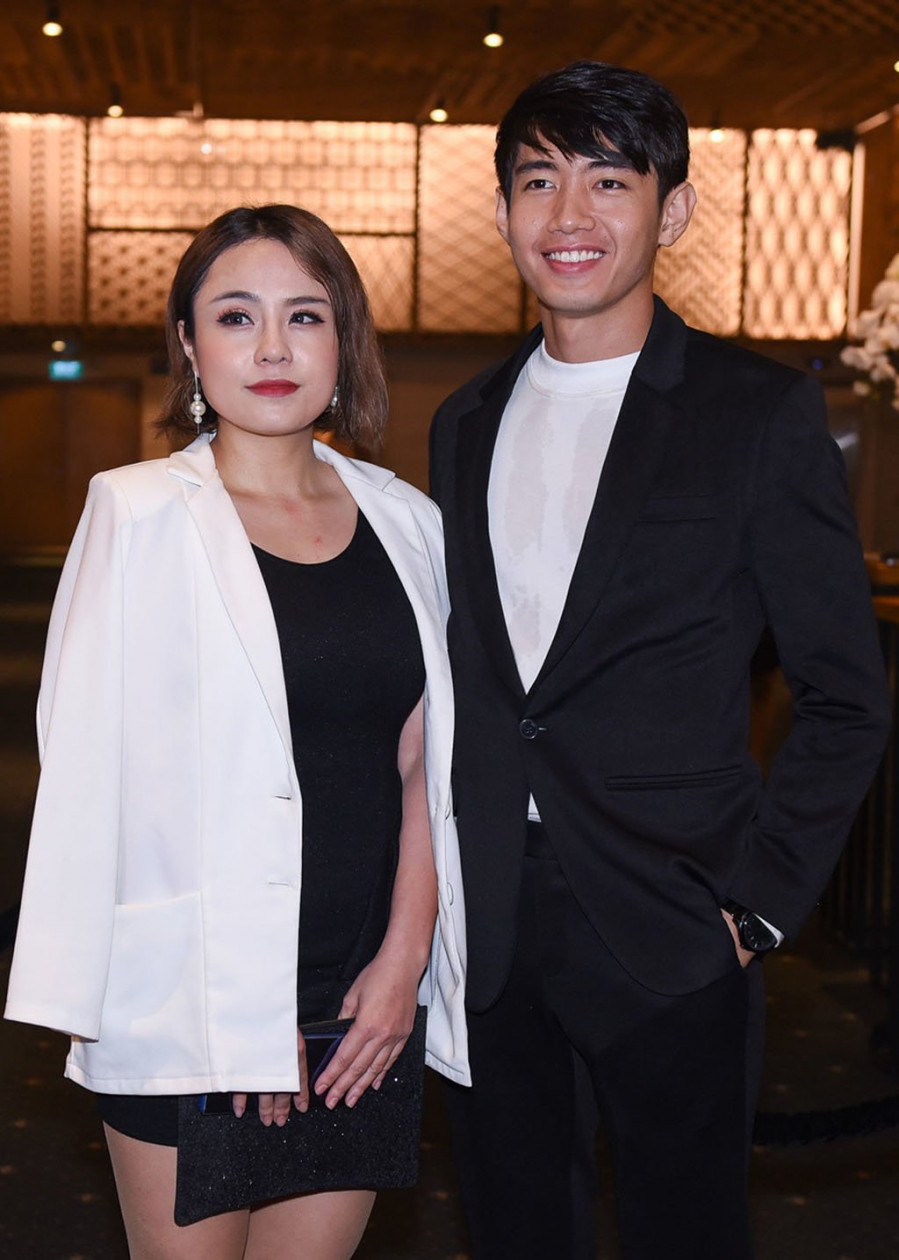 Trong khi Thái Trinh chọn váy đen phối với áo khoác trắng thì Quang Đăng mặc áo phông trắng với khoác áo đen cực ăn ý.