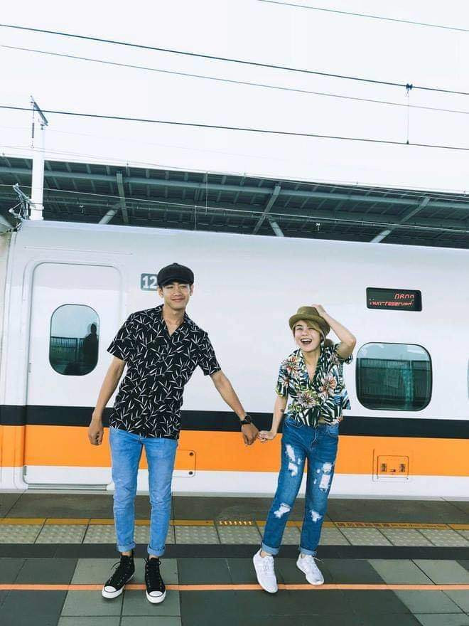 Cặp đôi cùng mặc áo hoa phối với jean đồng điệu.