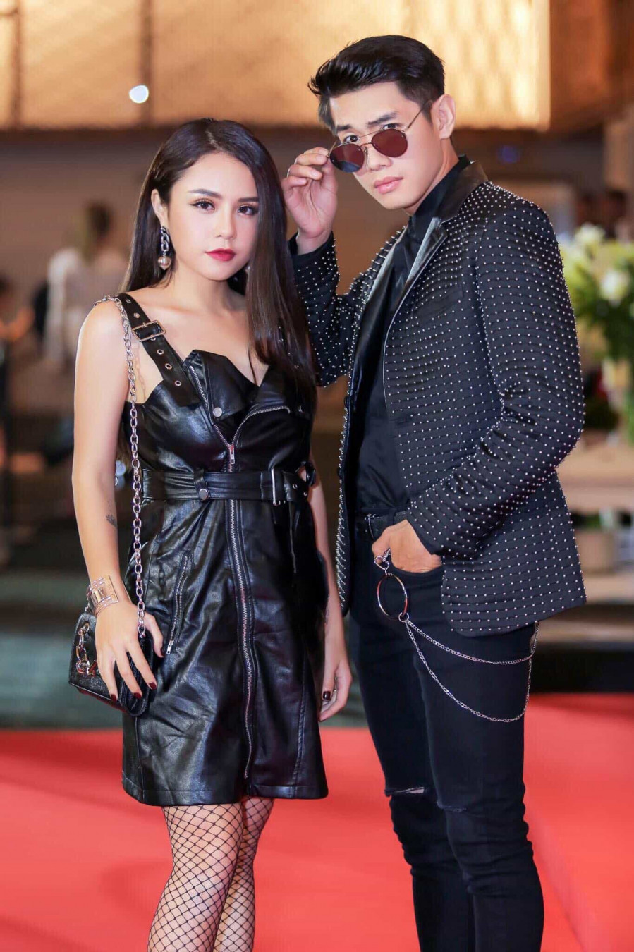 Một lần khác xuất hiện trên thảm đỏ, cả hai cùng chọn màu đen sang chảnh, cá tính.