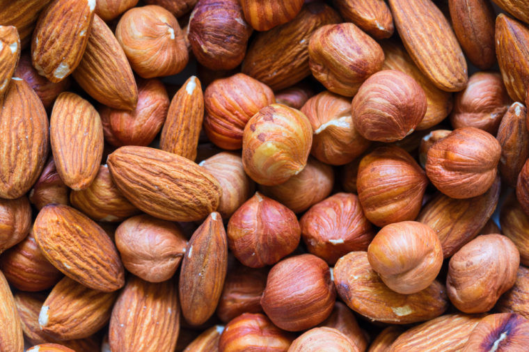 Các loại hạt vỏ cứng: Hạt điều, hạnh nhân... là thực phẩm ăn vặt tốt cho sức khỏe. Các loại hạt là một nguồn chất béo lành mạnh, có lợi cho việc duy trì một trái tim khỏe mạnh. Mặc dù có lợi, các loại hạt chứa 80% chất béo và lượng calo cao. Ăn quá nhiều các loại hạt gây bất lợi cho chế độ ăn uống.