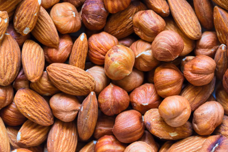 Các loại hạt vỏ cứng: Hạt điều, hạnh nhân... là thực phẩm ăn vặt tốt cho sức khỏe. Các loại hạt là một nguồn chất béo lành mạnh, có lợi cho việc duy trì một trái tim khỏe mạnh. Mặc dù có lợi, các loại hạt chứa 80% chất béo và lượng calo cao. Ăn quá nhiều các loại hạt gây bất lợi cho chế độ ăn uống.