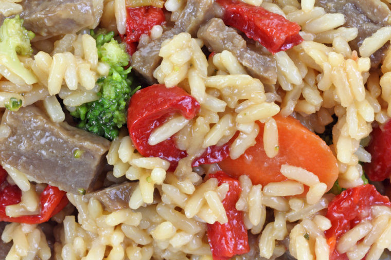 Bữa ăn đông lạnh là một giải pháp thuận tiện cho việc ăn uống lành mạnh. Tuy nhiên, hầu hết các bữa ăn từ thực phẩm đông lạnh đều có hàm lượng natri cao và ít calo. Lượng calo thấp khiến chúng ta cảm thấy đói và không tốt cho sức khỏe nếu ăn nhiều.