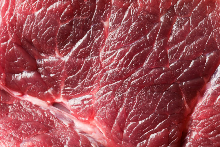 Thịt đỏ là một nguồn protein ngon có thể giúp xây dựng xương và cơ bắp khỏe mạnh. Tuy nhiên, một số nghiên cứu nói rằng ăn quá nhiều thịt đỏ, đặc biệt là cắt giảm nhiều chất béo bão hòa, có thể dẫn đến bệnh tim mạch, ung thư và tăng nguy cơ tử vong.