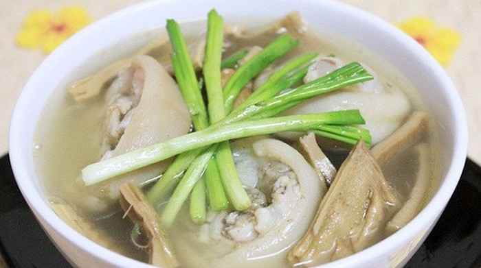 Canh măng móng giò là món ăn gây tăng cân được rất nhiều người ưa thích vào dịp Tết bởi móng giò chứa một lượng mỡ lớn.