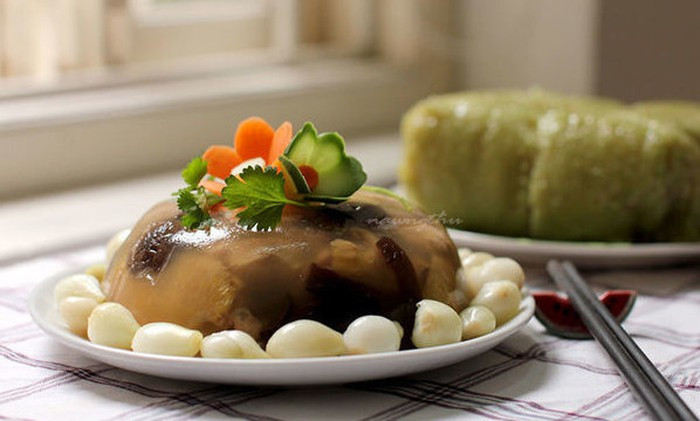 Món thịt lợn nấu đông còn chứa nhiều chất béo không no có thể làm tăng cholesterol xấu gây tích mỡ dư thừa và béo bụng.