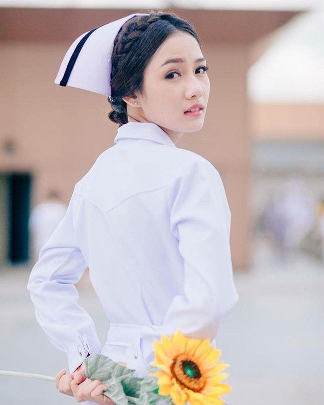 Namkhing Kanyapak được mệnh danh là “nữ y tá xinh đẹp nhất Thái Lan” vì sở hữu gương mặt khả ái như hoa hậu và gu ăn mặc gợi cảm chẳng kém gì các ngôi sao trong showbiz.