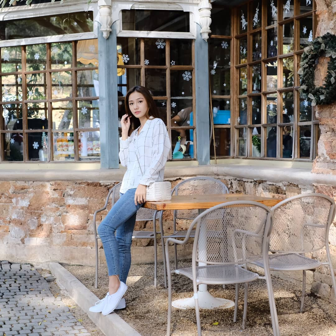 Lần hiếm hoi cô mặc áo sơ mi và quần jean thanh lịch. Ảnh: Internet.