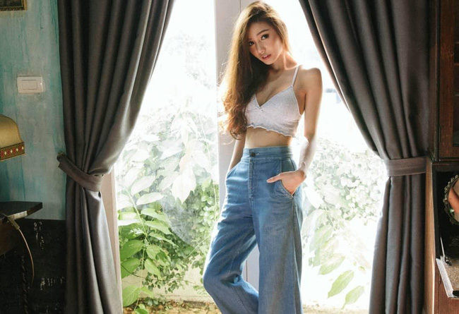 Có thể thấy những khi không mặc áo blouse trắng, phong cách thời trang của người đẹp 9x khá phóng khoáng. 