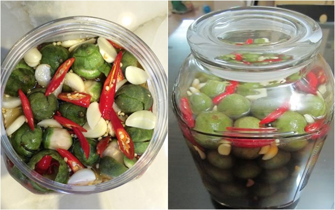 Sấu ngâm mắm: Món ngon từ sấu này có vị chua nhẹ, ăn vào giòn sần sật lại thêm hương thơm của hành tỏi, vị cay tê lưỡi của ớt. Nguyên liệu: Sấu bánh tẻ không quá non và quá già: 600gr, tỏi, ớt cho theo khẩu vị, nước mắm ngon: 400ml, nước, muối đường. Lọ thuỷ tinh rửa sạch để thật khô