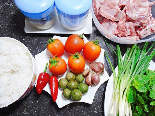 Canh sườn nấu sấu gồm các nguyên liệu: 400g sườn lợn non, 100g sấu tươi, 150g cà chua bi, 2 củ hành tím, 2 nhánh hành lá, 1 quả ớt đỏ, 1/2 thìa súp nước mắm, 1 lít nước, đường, hạt nêm, dầu ăn.