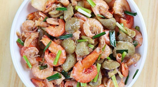 Cách làm: Tôm bóc vỏ chừa đuôi, dùng dao chẻ dọc sống lưng, rút bỏ chỉ đen. Sấu gọt vỏ, để ráo, ớt chuông thái miếng vuông. Phi thơm tỏi với 1 thìa súp dầu ăn, cho sấu vào xào vừa chín, thêm tôm và ớt chuông vào xào chín. Nêm tương ớt, hạt nêm, đường, ớt vừa ăn. Múc hỗn hợp sấu, tôm, ớt chuông ra đĩa. Dùng nóng với cơm trắng. Ảnh: Internet.