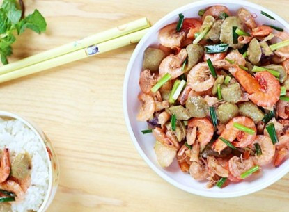 Tôm xào sấu chua gồm các nguyên liệu: 5-6 quả sấu tươi, 400g tôm sú, 200g ớt chuông xanh, đỏ, vàng, 1 thìa súp tương ớt, 2 thìa cà-phê đường, 1 thìa cà-phê tỏi xay, 1/2 thìa cà-phê ớt băm, 1 thìa cà-phê hạt nêm, dầu ăn. 