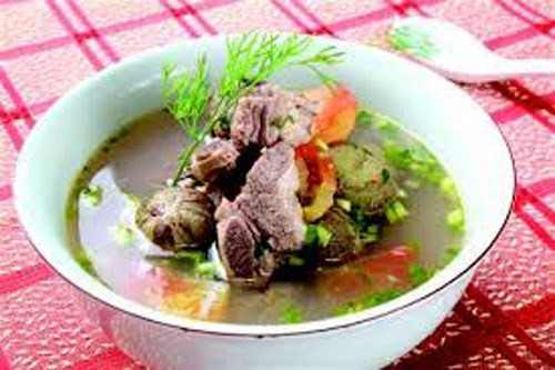 Phi thơm phần hành tím còn lại với dầu ăn, cho sấu và cà chua vào xào nhanh tay. Sau đó trút vào nồi canh sườn, nấu đến khi sấu chín mềm, nêm hạt nêm, nước mắm, đường vừa ăn. Múc hỗn hợp canh sườn ra tô, rắc hành lá và ớt thái nhỏ lên, dùng nóng.