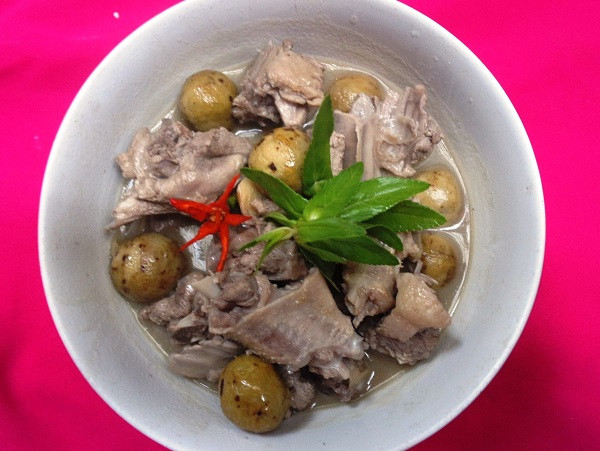 Sau khi ướp thịt vịt, đun dầu nóng già cho 1/2 (hành + tỏi + sả ) còn lại phi thơm. Tiếp đến cho thịt vịt xào săn. Đổ phần nước ngâm nấm và nước dừa vào, sao cho lượng nước tương đương với lượng thịt, cho sấu xanh vào. Đun sôi 5 phút vặn nhỏ lửa, đun tới khi thịt chín mềm cho nấm hương vào, bật lửa to đun sôi lại, sau đó dầm sấu, nêm nếm vừa ăn là được.