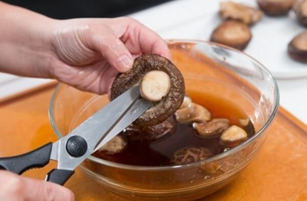 Nấm hương rửa sạch (chú ý rửa kỹ để tận dụng lại nước ngâm nấm), sau đó ngâm với nước ấm. Khi nấm đã mềm, vớt nhẹ ra rổ, rửa kỹ với nước lạnh. Nước ngâm nấm chắt lấy 2/3 bỏ lại 1/3 là nước cặn. Sấu xanh cạo vỏ, rửa sạch. Hành, tỏi, sả xắt lát mỏng.