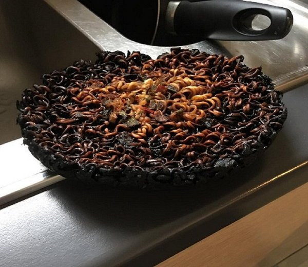 Không hiểu đây là nấu mì tôm hay nướng mì vậy nhỉ? Ảnh: BS.