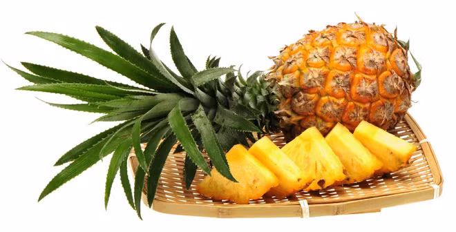 Dứa: Các bromelain (một loại enzyme tiêu hóa phân giải protein) chứa nhiều trong quả dứa có thể giúp làm sạch trực tràng và cải thiện hệ tiêu hóa. Siêu thực phẩm này cũng có rất nhiều chất xơ: chỉ một lát nhỏ cũng đủ để cung cấp 10% như cầu chất xơ hàng ngày cho cơ thể.