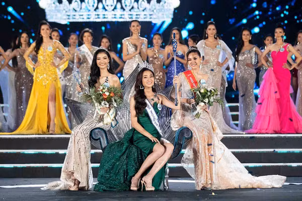  Tân hoa hậu Việt Nam sinh năm 2000, đang theo học Đại học Ngoại thương và có khả năng giao tiếp, nói tiếng Anh tốt. Cô có gương mặt đẹp, biểu cảm, thần thái tự tin và lọt top 5 Người đẹp Biển, top 3 phần thi phụ Top Model. Lương Thùy Linh sẽ đại diện Việt Nam tham dự Hoa hậu Thế giới 2019.