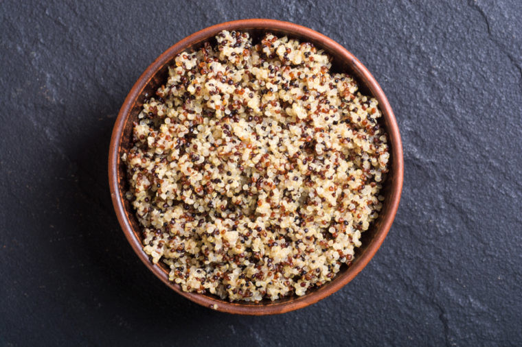 Hạt quinoa (hạt diêm mạch) chứa tất cả 9 axit amin cần thiết cho cơ thể. Hơn nữa, hạt quinoa có chứa hàm lượng protein cao, không chứa cholesterol, ít chất béo là sự lựa chọn tuyệt vời thay thế thịt. Mỗi khẩu phần hạt quinoa nấu chín chứa khoảng 8,14 gram protein.