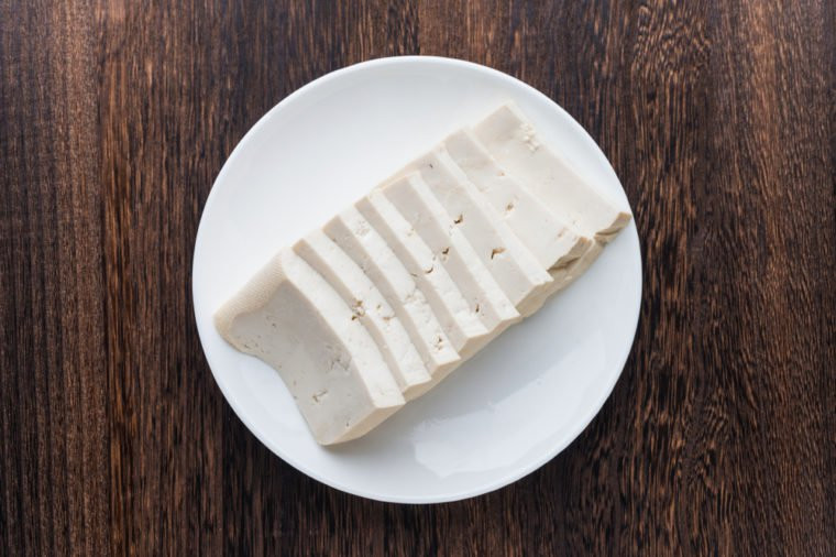 Đậu phụ là một trong những nguồn bổ sung chất đạm dồi dào nhất dành cho người ăn chay. Theo đó, một chén đậu phụ chứa khoảng 40 gram chất đạm.