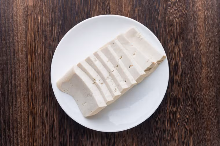 Đậu phụ là một trong những nguồn bổ sung chất đạm dồi dào nhất dành cho người ăn chay. Theo đó, một chén đậu phụ chứa khoảng 40 gram chất đạm.