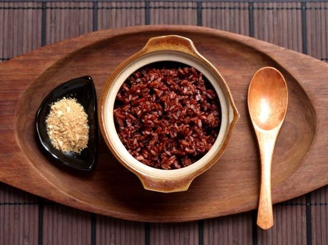 Gạo lứt: Protein cần hỗn hợp carcbohydrate cung cấp năng lượng nuôi tóc chắc khỏe. Công dụng của gạo lứt mang lại nguồn năng lượng bền vững, nhóm vitamin B cần thiết duy trì mái tóc khỏe mạnh. Ảnh: Internet.