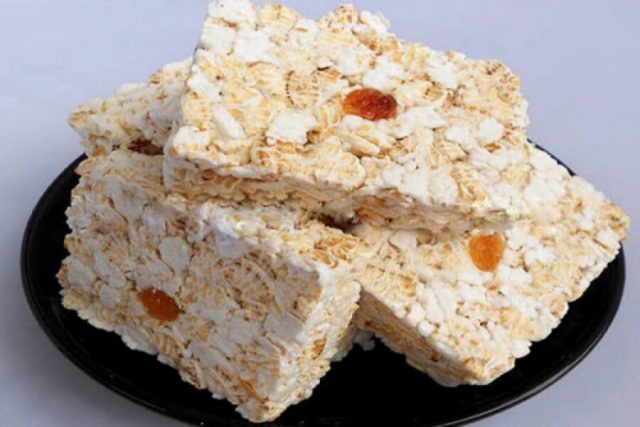 Cốm hộc: Một thức quà khá đặc trưng của vùng đất Phan Thiết mà bạn nên thử là món cốm hộc. Món ăn này được làm từ gạo nếp ngon rang nở bung và đường sên với dứa, gừng. Theo những cơ sở làm cốm nhiều kinh nghiệm thì loại nếp phụng và nếp hương là nếp ngon và thơm nhất.