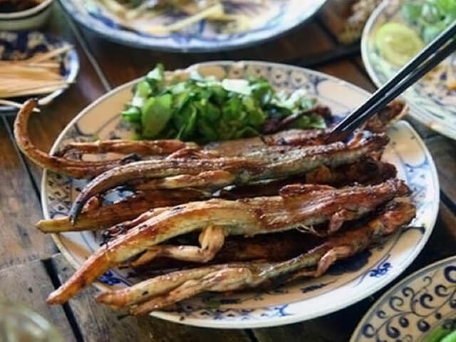 Dông cát nướng muối ớt: Một món đặc sản khác ở Bình Thuận mà bạn không thể không thử là dông cát nướng muối ớt. Thịt dông được làm sạch, để ráo nước rồi tẩm ướp gia vị cho vừa miệng và được nướng trên than hồng. Thịt dông khi vừa chín tới sẽ săn mềm, ngọt thịt, mùi vị đậm đà làm xao xuyến vị giác của thực khách.